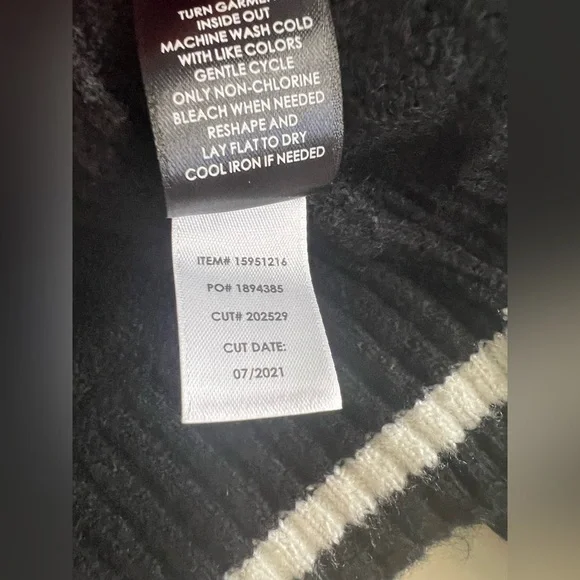 Torrid PULLOVER CREW NECK SWEATER Black Star Lips Plaid Plus size 2 - Picture 9 of 9